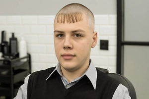 Чёлка «штрихкод» из 2000-х снова в моде, зумеры в восторге