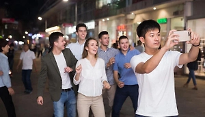 Китайских блогеров выгнали из уральской деревни за «спаивание» местных ради треш-контента