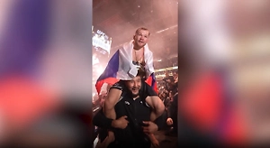 «Люблю! Мы это сделали!» Новый чемпион UFC Пётр Ян покинул октагон с флагом России на плечах