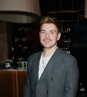 Самый бюджетный вариант — Минск. Буквально «мини-путешествие», где зимой красиво и спокойно, а дорога занимает около часа. Из столицы Белоруссии можно отправиться дальше, посетив знаменитые замки — в Мире, Несвиже, Гомеле, Коссово. Зимой они выглядят особенно атмосферно. Хотите покататься на лыжах, выбирайте один из популярных горнолыжных курортов возле Минска. А если ваш визит совпал с новогодними праздниками, съездите в Беловежскую пущу, где находится резиденция местного Деда Мороза.