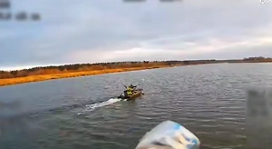 По мирным не бьём: Российский дрон снял, как ему помахали рыбаки в Харьковской области
