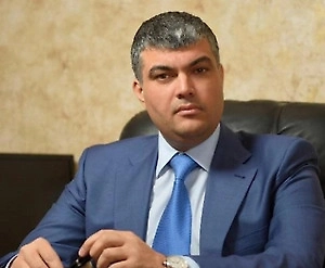 В обсуждаемом списке инициатив по сделкам с жильём цепляет не сама идея усилить роль нотариата, а формулировки. В них нотариус выглядит почти как специалист по расследованию преступлений, который должен «вычислять» злоумышленников и по каждому договору устраивать маленькое следствие. Такая картинка плохо совпадает с реальной природой нотариальной деятельности и только сбивает с курса разговор о реальных механизмах защиты граждан.