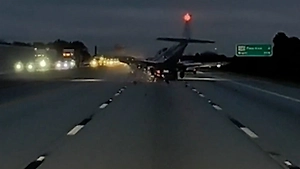 Самолёт протаранил автомобиль во время аварийной посадки во Флориде