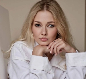 Яркие и насыщенные цвета, такие как красный или оранжевый, могут возбуждать и создавать ощущение динамики. Тёмные и насыщенные цвета создают ощущение уюта, но при этом делают пространство визуально меньше, что иногда приводит к чувству замкнутости