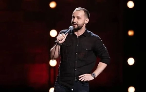 Уехавший из России комик Руслан Белый* высмеял бюрократию в Испании