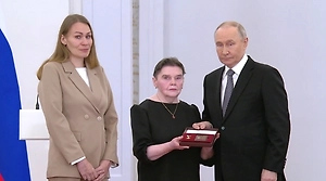 Путин обнял мать Героя России Афанасьева, погибшего на СВО