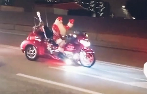 Байкер в костюме Деда Мороза промчался по Москве на трицикле
