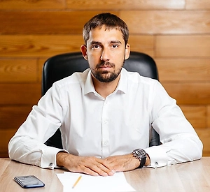 Если недвижимость была совместно нажитым имуществом, а второй супруг не давал нотариального согласия на продажу, или продавец был признан банкротом, его кредиторы могут оспорить отчуждение. Также сделки оспариваются, если у предыдущего собственника были невыполненные обязательства или если продавцом выступала компания без одобрения участников.