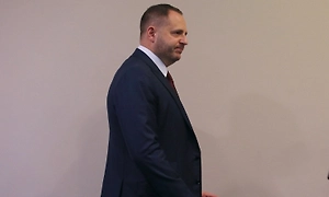 Ермаку запретили выезжать с Украины