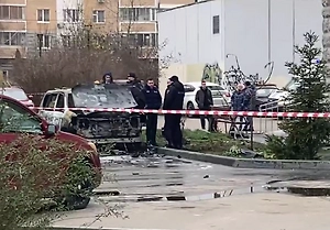 Life.ru публикует первое видео с последствиями взрыва авто под окнами многоэтажки в Москве