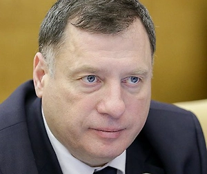 Это самый настоящий бред. Украина, исходя из той политики, исходя из тех катаклизмов, в том числе коррупционных действий, в том числе неонацистского режима, который присутствует там, никоим образом не имеет права обладать ядерным оружием.