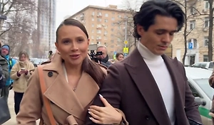 Беременная Лерчек пришла на суд об отмыве 250 млн «босичком» и с браслетом ФСИН на ноге