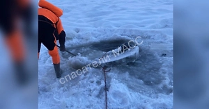 Спасатели нашли вмерзшее в лёд тело пенсионера на реке в Новосибирске