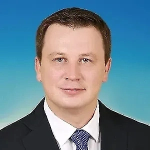 Схем мошенничества, направленных на семьи участников СВО, становится всё больше. Чаще всего злоумышленники звонят, представляясь сотрудниками военкомата или даже «секретарём Министерства обороны», и начинают разговор с уточнения: подавали ли вы заявление на выплаты или ожидаете ли получение награды для близкого. Такой заход звучит убедительно и сразу формирует ощущение, что речь идёт о важном и официальном деле.
