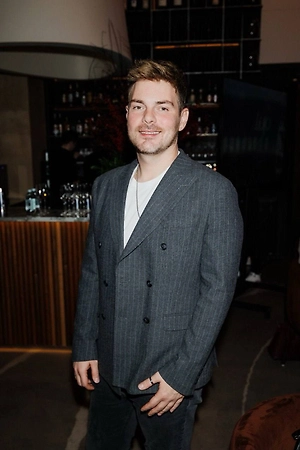 Прогуливаясь по Невскому проспекту, можно представить, как в эту эпоху здесь собирались дворяне, обсуждая последние новости, участвуя в балах и светских мероприятиях.