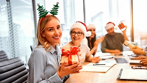 Что подарить коллеге на Тайного Санту: 30 идей милых и полезных презентов до 1000 рублей
