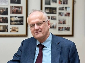 Самый яркий пример — Илья Репин. Жил в Куоккале, по сути, на даче. В Петербург ездил, недалеко. В один прекрасный день проснулся, а он уже на финской территории. Никуда не уезжал, а оказался в другом государстве. Таких людей было много и в Прибалтике, и в Польше, и в Румынии