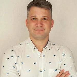 Для мужа или парня отличным вариантом станет одежда с индивидуальной кастомизацией. Например, рубашки или футболки с нанесёнными инициалами на манжетах. Это смотрится дорого и эксклюзивно, но стоит недорого — около 1500 рублей за нанесение плюс цена самой вещи. Если вы знаете размер и вкусы, такой подарок будет уникальным.