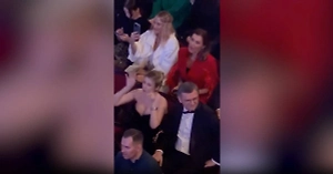 «‎Почему не на передовой?» В Турции в шоке от кутежа Кулебы на концерте с хозяйкой секс-шопа