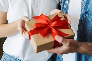 Что подарить мужу, отцу, брату, которым вечно «ничего не надо» – советы финэксперта для россиянок
