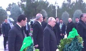 Путин и другие лидеры возложили венки к Монументу Нейтралитета Туркменистана