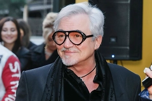 Дибров поздравил россиян с наступающим Новым годом, упомянув сардельку