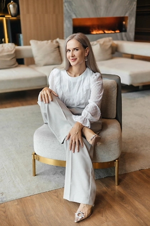 Серый сегмент держится на трёх вещах: дешёвом препарате, отсутствии контроля и иллюзии, что если у подруги все прошло хорошо, значит и у меня пройдёт. Нерегистрированные биоревитализанты и филлеры заказывают на маркетплейсах или с азиатских площадок, где их маскируют под обычные сыворотки для губ и лица, обходя правила продажи медицинских изделий.