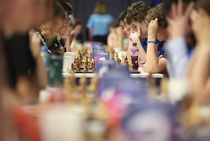 FIDE отложила решение о допуске российских шахматистов до турниров с флагом и гимном