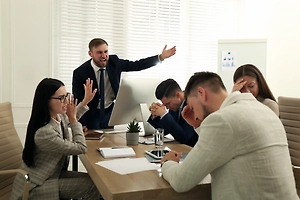 Топ-менеджера IT-компании уволили за шутку про неприятный запах индусов