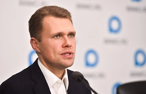 Встречать Новый год в заснеженном доме — это особая традиция для многих семей. Что касается живой ели, то здесь важно подходить к вопросу ответственно. Если вы решили купить дерево, делайте это только в официальных местах продажи, где можно проверить документы, подтверждающие, что ель выращена специально для праздников, а не срублена в ближайшем лесу.