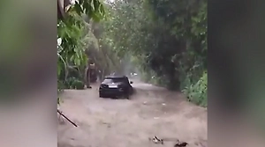 Россиянка погибла на Бали во время мощного наводнения, её унесло паводком