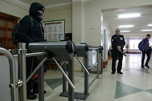 На входе в школу в подмосковном посёлке Горки-2 не работал металлоискатель