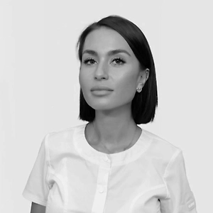 Вы сравниваете свою реальность Нового года — суету, незавершённые дела, обыденность — с картинкой чужой жизни. В ленту попадает лишь финальный, отфильтрованный, идеальный кадр: блогеры красиво празднуют Новый год, а вы грустите, что у вас не так. За кулисами остаются ссоры, усталые дети, чувство одиночества или обычный вечер на диване.