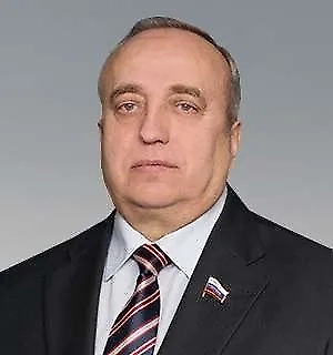 Зеленский в этом плане — полный болванчик. Он играет свою роль, и то, что якобы он не соглашается и срывает какие-то переговоры, никак не может быть абсолютно самостоятельным человеком. Это морковка, которая висит перед ним, и он будет делать всё, что нужно. А гарантии безопасности по пятой статье показаны для Зеленского с точки зрения того, что если будут какие-то противоправные действия со стороны Украины, то они начнут войну. Напомню, НАТО — это 99,9% американцев. Европейцы, которые уже активно по распоряжению НАТО ведут и участвуют в этой войне своими подразделениями, деньгами, техникой, ракетами, у них ничего не получается. 