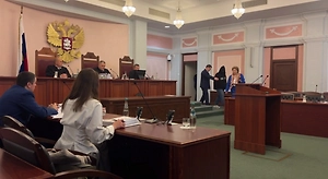 Лурье приехала в Верховный суд по делу Долиной в чёрном и маске – видео Life.ru