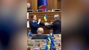 Обычный день в цирке: В Раде нардепы подрались из-за требования уволить Сырского