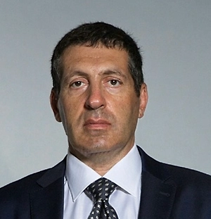 Основной вывод из определения суда очень простой – сделка по купле-продаже квартиры между Долиной и Лурье признана действительной. Право собственности на квартиру сохраняется за Полиной Лурье. Привлечение к участию в дело дочери и внучки Долиной было совершено Верховным Судом именно для того, чтобы иметь формальный повод спустить дело на уровень апелляционной инстанции, где вновь будет рассматриваться требование Лурье о выселении Долиной и её семьи из квартиры. 