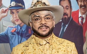 Ëлка под 6 метров, перья и портреты: Киркоров украсил особняк к Новому году за 5 млн