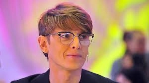 Вариантов очень много, носить куртку с мехом можно как хочется. И этот вариант, с заправкой меха внутрь, скорее всего, хайповый. Он, конечно, имеет место быть, но чисто визуально мы привыкли, что мех находится снаружи и выполняет функции украшения. Внутри же куртка не меховая, а просто на синтепоне. Соответственно, и верхняя часть её — это в большей степени украшение.