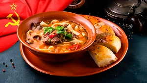 Восточная кухня СССР: тот самый салат «Ташкент», сочный лагман, беляши и бакинское курабье