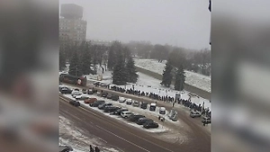 Эстонцы мёрзнут в очередях на границе по 30 часов ради рождественских каникул в России