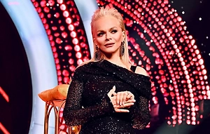 Целую толпу бабушек привели на экскурсию к дому Ларисы Долиной