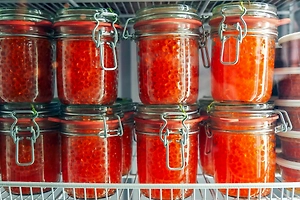 В России вырос спрос на красную икру в упаковках по полкило