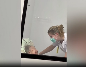 Видео разобьёт ваши сердечки: Медсестра успокоила бабушку русской песней и стала народной героиней