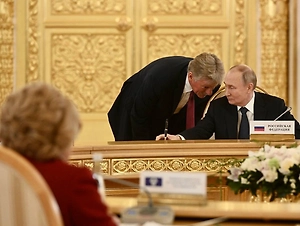 «Все сидят у телефонов»: Песков рассказал, как министры готовятся к прямой линии Путина