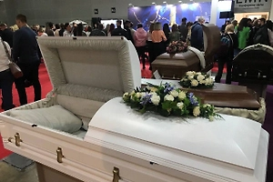 Трубка, дискотека и барсук: Ритуальный эксперт рассказала о самых шокирующих похоронных церемониях