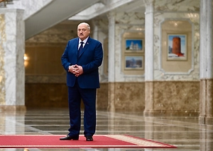 Лукашенко рассказал про «зачуханных» богатеев и похвастался белорусским пиджаком