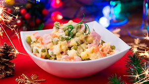 Как не отравиться салатами в новогоднюю ночь 2026: Правила хранения и «сроки жизни»