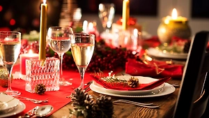 Забудьте про скучные тарелки: 5 идей новогодней сервировки, которые превратят ужин в спектакль