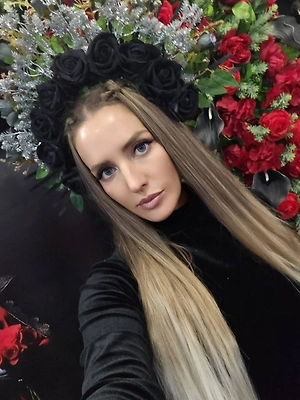 Была ещё одна интересная история. Мы выкопали с вечера могилу, приезжаем в обед на захоронение, а в могиле — нора. И стенки все когтями исполосованы, прямо неровные, хотя мальчишки аккуратно копают всегда. И из этой норы нос показывается и когти. Потом одна женщина сказала, что это барсук. Он был огромный, килограммов, наверное, 15. Я такого вообще никогда в жизни не видела. Он носился по яме. Когда уже мы начали закапывать гроб, дочка умершей говорит: «Мама всегда была оригинальным человеком при жизни, и она хотела, чтобы был такой необычный перформанс на похоронах, это ожидаемо». То есть пожелала вот такое развлечение нам на похоронах всем в виде этого барсука. Он ещё укусил копчик мне, и мы его потом на катафалке повезли в больницу срочно на прививку.